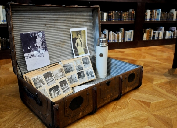 Lodný kufor s osobnými vecami Thomasa Cardezu, umiestnené v múzeu v malom kaštieli v Oponiciach.